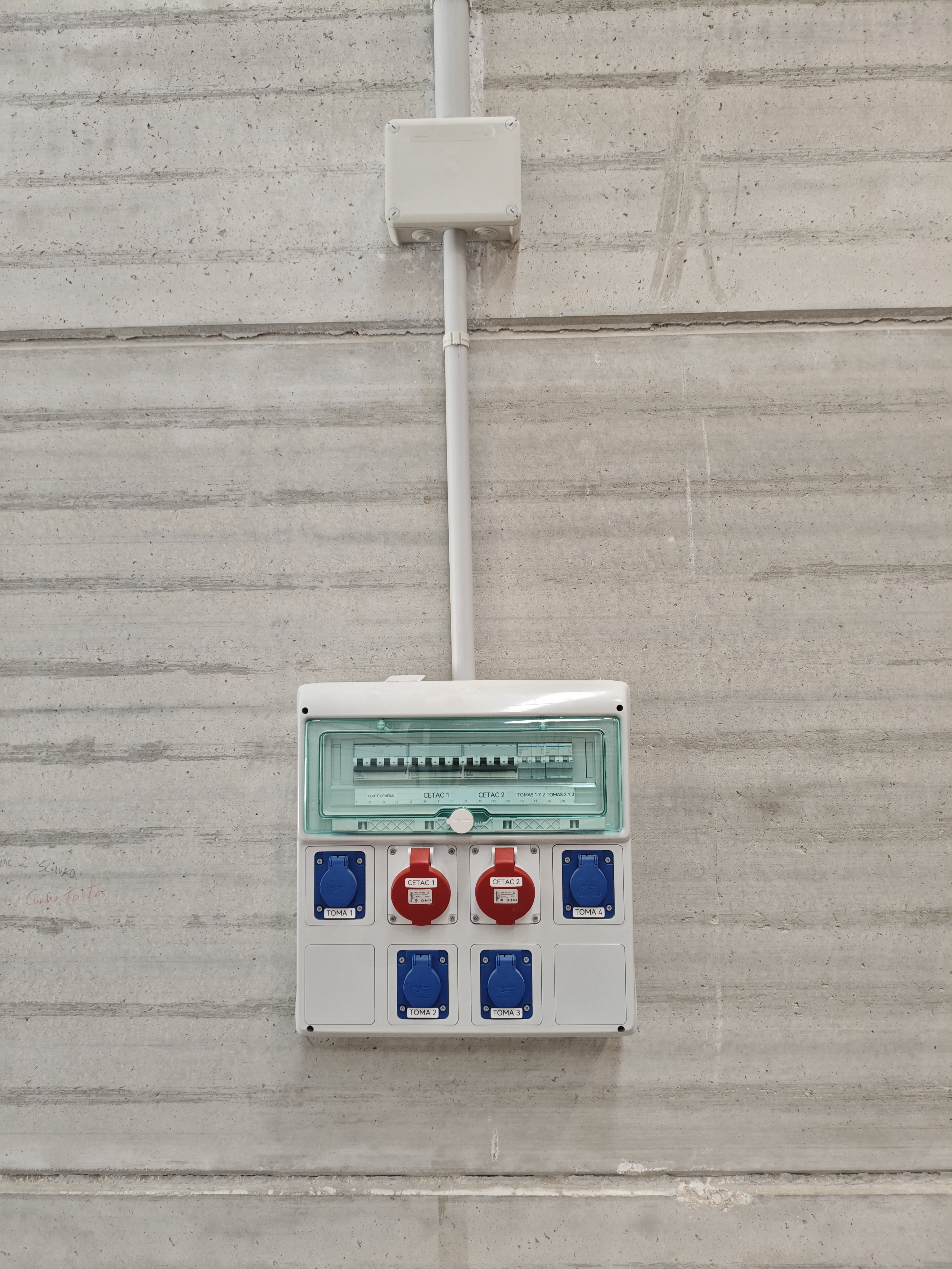 Cuadro de tomas para una instalación industrial.